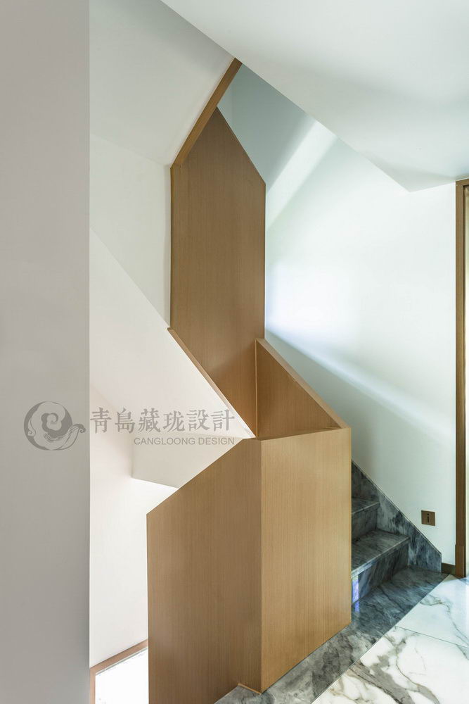 青岛别墅设计现代极简楼梯间.jpg